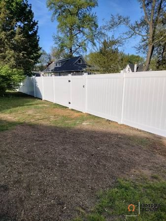 1233-VINYL FENCE